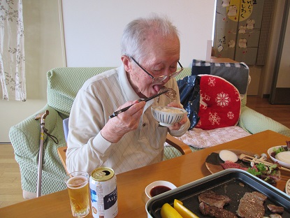 肉食べる