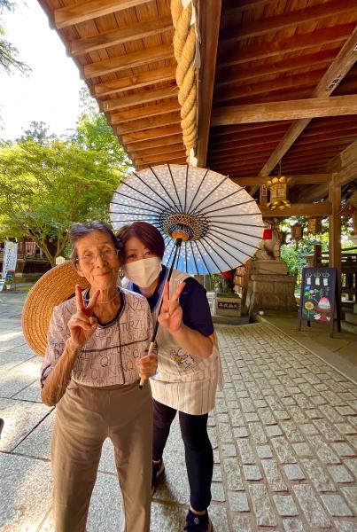 八巻さん、重田さん  傘